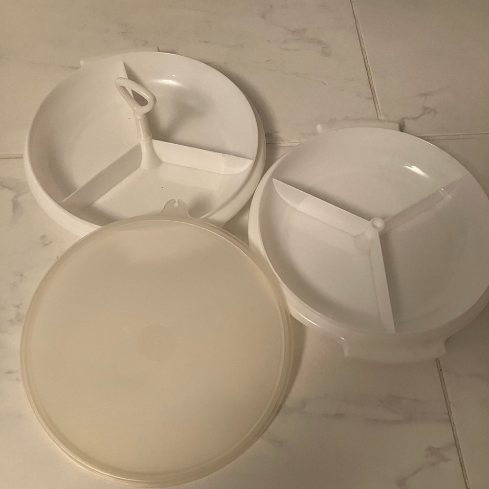 Tupperware. 2 divided trays / plates with one handle and one lid.Made in canada!